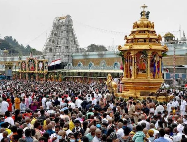 भारत के सबसे धनी मंदिर, अरबों रुपये का चढ़ावा, किराये से भी जबरदस्त कमाई, करोड़ों रुपये देते टैक्स