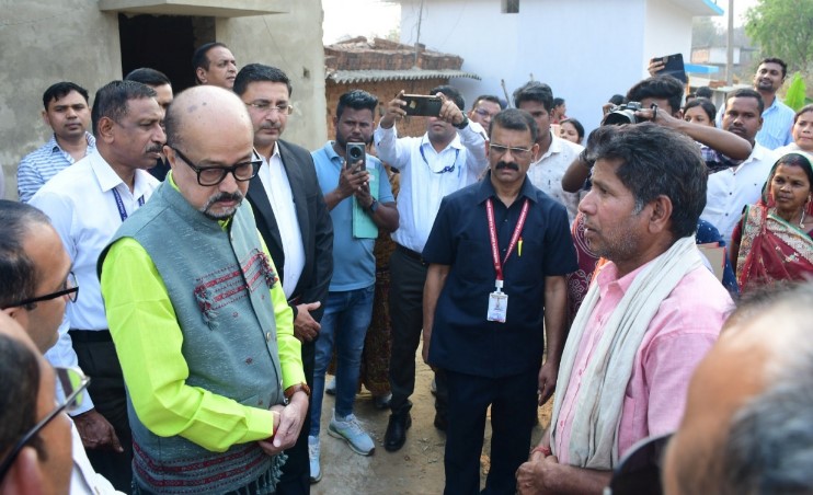 राज्यपाल श्री रमेन डेका ने कोरबा जिले के ग्राम कुरूडीह में ग्रामीणों से की आत्मीय भेंट