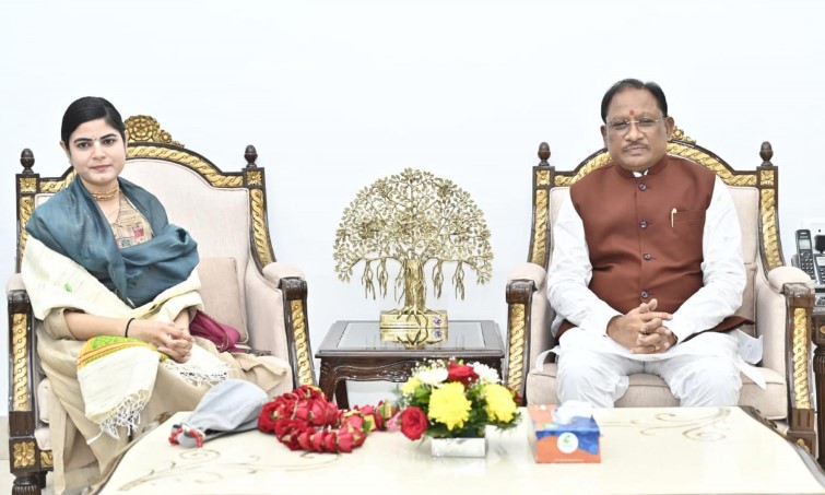 मुख्यमंत्री श्री विष्णु देव साय से प्रसिद्ध कथावाचक देवी चित्रलेखा की सौजन्य भेंट