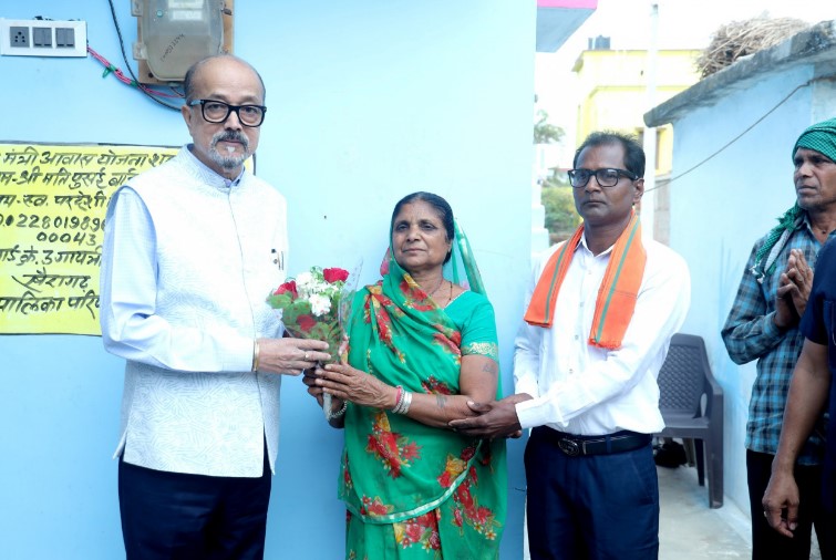 राज्यपाल श्री रमेन डेका ने खैरागढ़ में प्रधानमंत्री आवास योजना की हितग्राही से भेंट की