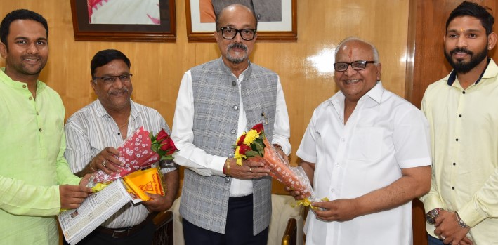 राज्यपाल श्री डेका से दिगम्बर जैन महासभा के उपाध्यक्ष श्री मोदी ने की सौजन्य भेंट