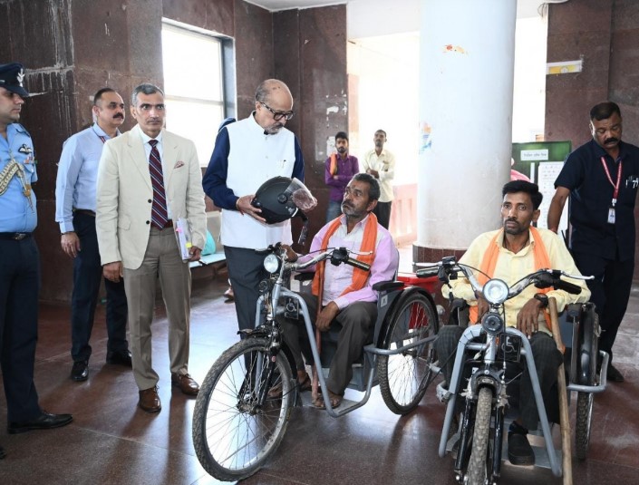राज्यपाल रमेन डेका ने बेमेतरा में दिव्यांगजनों को बैटरी चलित ट्राइसाइकिल और हेलमेट प्रदान किए