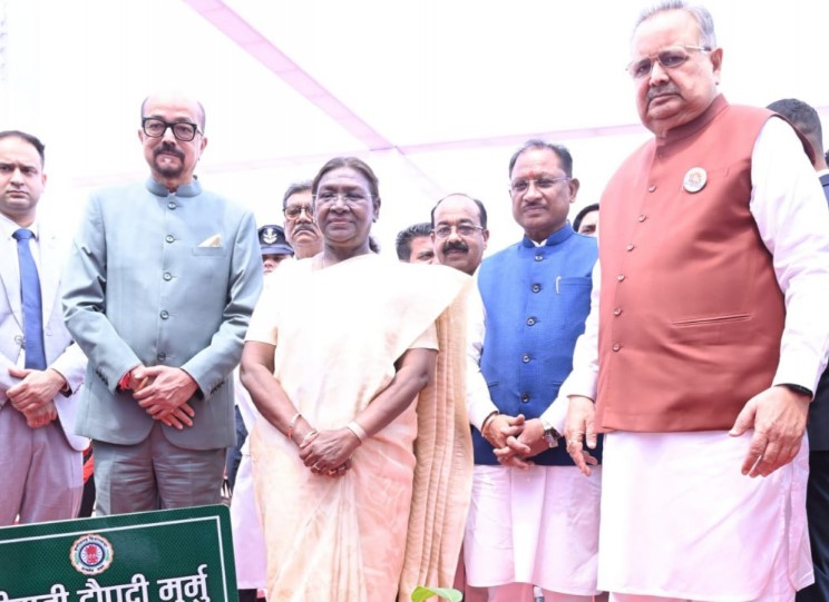 राष्ट्रपति श्रीमती द्रौपदी मुर्मु ने विधानसभा परिसर में किया कदम्ब का पौधरोपण