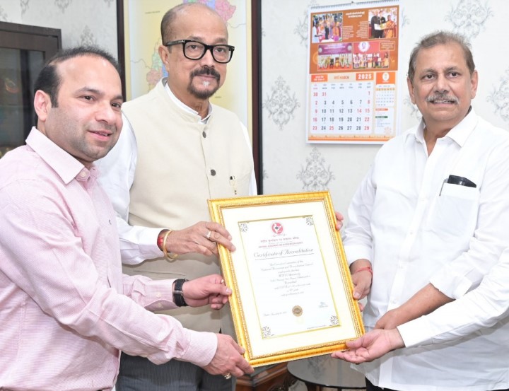 राज्यपाल श्री डेका से मैट्स यूनिवर्सिटी के कुलाधिपति ने की भेंट