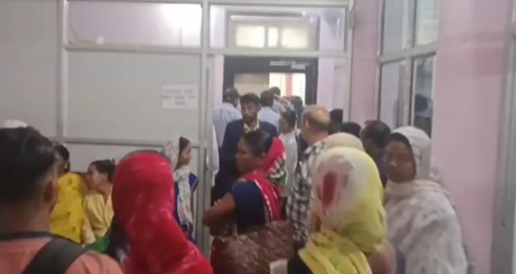 हड़ताल पर बैठे मेडिकल कॉलेज अस्पताल के सफाई कर्मी, कहा-नियमित करें सरकार