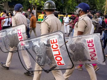 बंगाल के मालदा में दो समुदायों के बीच ह‍िंसक झड़प से तनाव, उपद्रव में 34 ग‍िरफ्तार, इलाके में इंटरनेट सस्‍पेंड