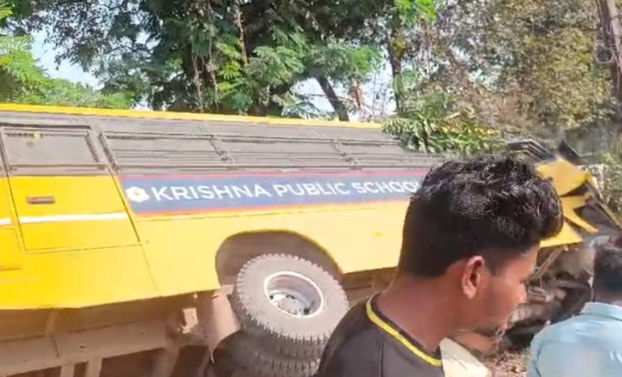 कृष्णा पब्लिक स्कूल की बस पलटी, टला बड़ा हादसा…