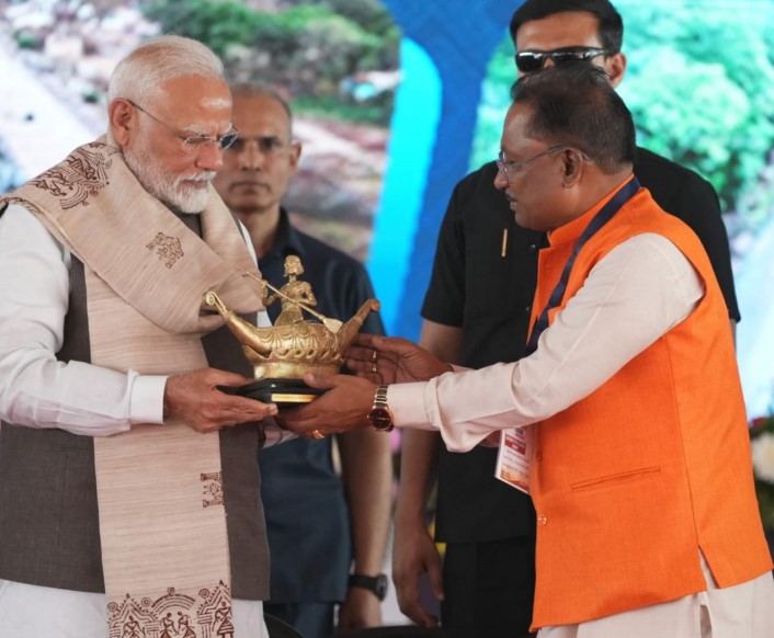 छत्तीसगढ़ की सांस्कृतिक पहचान और महिला सशक्तिकरण का प्रतीक भेंट : मुख्यमंत्री श्री विष्णुदेव साय ने प्रधानमंत्री श्री नरेंद्र मोदी को भेंट किया बिलासा देवी केवट का मोमेंटो