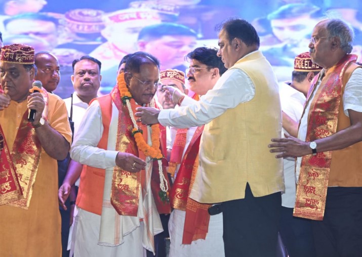 मुख्यमंत्री श्री विष्णु देव साय ने भगवान झूलेलाल की शोभायात्रा का फूलों से किया भव्य स्वागत