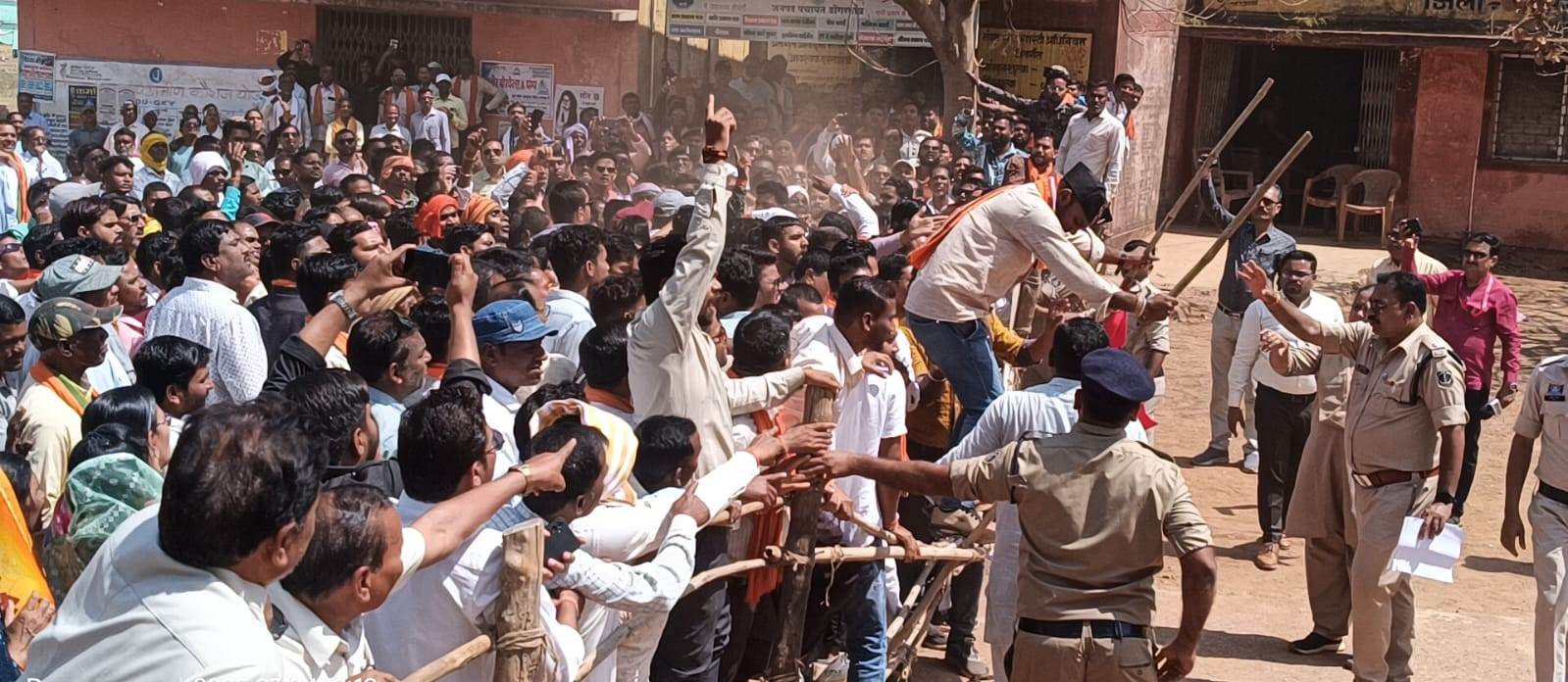 ब्रेकिंग न्यूज : डोंगरगांव जनपद अध्यक्ष-उपाध्यक्ष चुनाव में जमकर चले लात घूंसे...... बेरिगेट तोडक़र नवनिर्वाचित जनप्रतिनिधियों को वोटिंग के लिए पहुंचाया गया....