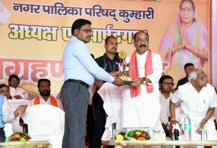उप मुख्यमंत्री श्री अरुण साव के मुख्य आतिथ्य में कुम्हारी नगर पालिका के नवनिर्वाचित अध्यक्ष एवं पार्षदों का शपथ ग्रहण संपन्न