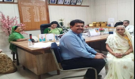 मुख्यमंत्री की मां ने सरकारी अस्पताल में कराया स्वास्थ्य परीक्षण, आमजन की तरह कराई जांच....