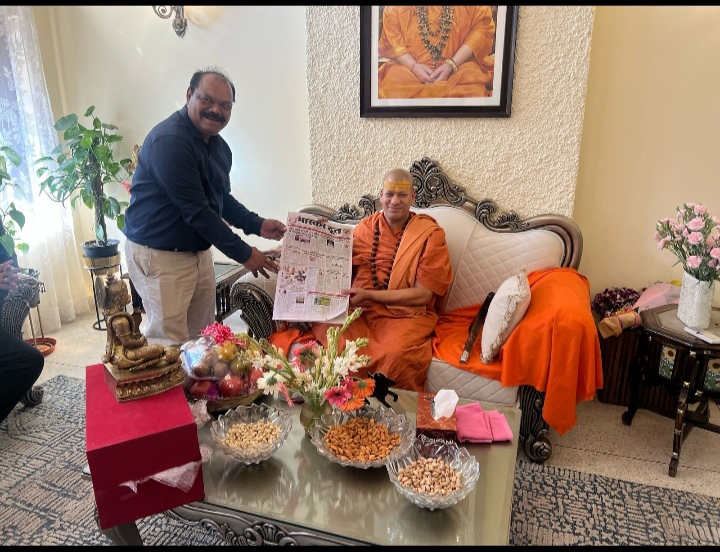 Exclusive : भास्कर दूत के प्रबंध संपादक श्री दुष्यंत दास ने अपनी पत्नी श्रीमती अर्चना दास समेत कैलाशआनंद गिरी जी महाराज से लिया आशीर्वाद..