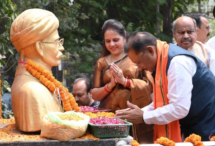 मुख्यमंत्री श्री विष्णु देव साय ने स्वतंत्रता संग्राम सेनानी मधुसूदन दास की प्रतिमा पर किया माल्यार्पण