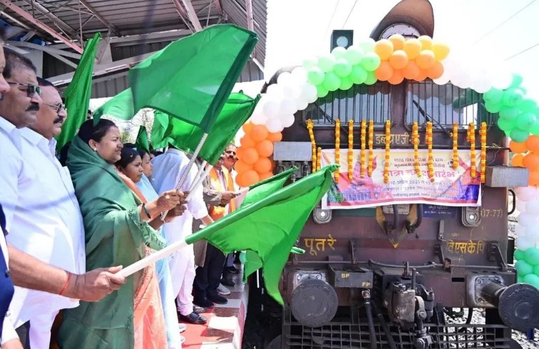 मुख्यमंत्री तीर्थ दर्शन योजना : मंत्री श्रीमती लक्ष्मी राजवाड़े ने हरी झंडी दिखाकर विशेष ट्रेन को किया रवाना