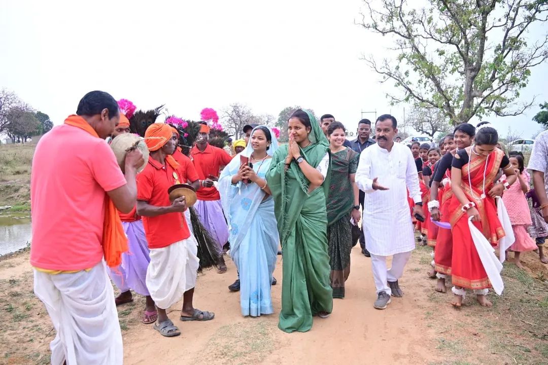 महिला बाल विकास मंत्री लक्ष्मी राजवाड़े पहुंची ग्रामीणों के बीच।