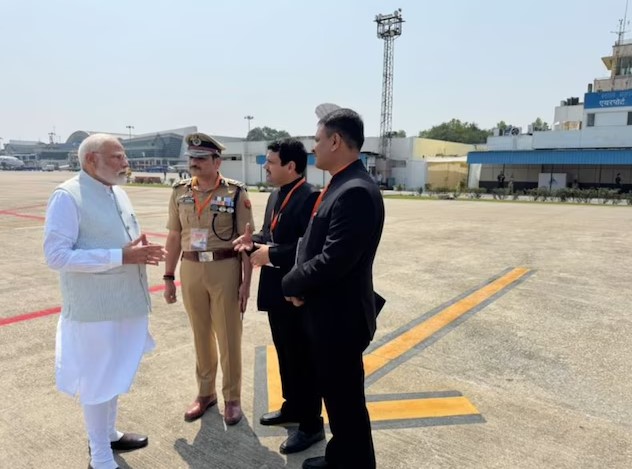 PM नरेंद्र मोदी वाराणसी एयरपोर्ट पर उतरते ही दिखे एक्शन में, DM-कमिश्‍नर को बुलाया, आदेश दिया- दोषियों को पकड़ो, ऐसी सजा दो...