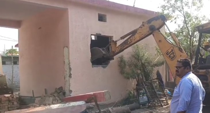 अवैध कब्जों पर चला निगम का बुलडोजर, 53 मकानों पर तोड़ू दस्ते की कार्रवाई जारी…