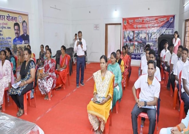 उपमुख्यमंत्री श्री शर्मा ने सुकमा में आत्मसमर्पित नक्सलियों से की चर्चा: राज्य शासन की समस्त योजनाओं के लाभ दिलाने के दिए निर्देश
