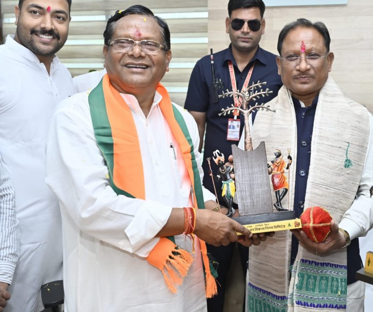 मुख्यमंत्री श्री विष्णु देव साय छत्तीसगढ़ राज्य वन विकास निगम के अध्यक्ष श्री रामसेवक पैकरा के पदभार ग्रहण समारोह में हुए शामिल