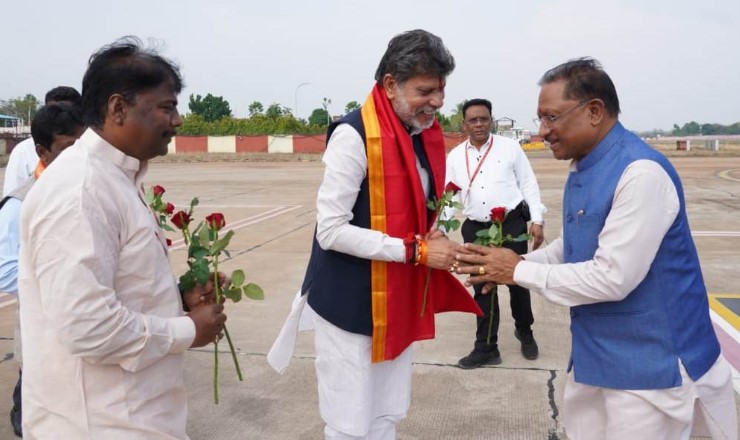 मुख्यमंत्री श्री विष्णुदेव साय का मां दंतेश्वरी एयरपोर्ट पर आत्मीय स्वागत