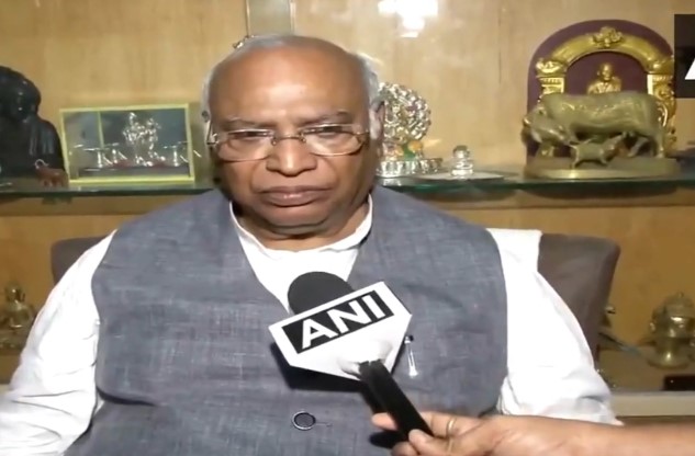 एक संस्था से पैसे लेकर दूसरी चलाई, गलत क्या है? सोनिया-राहुल के खिलाफ ED चार्जशीट पर बोले खरगे