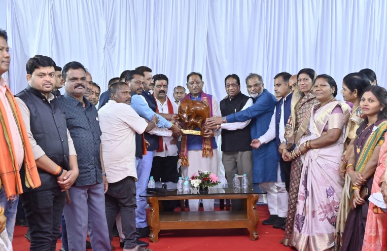मुख्यमंत्री श्री साय से विभिन्न समाज के प्रतिनिधिमंडल ने की सौजन्य भेंट मांगों और समस्याओं से कराया अवगत