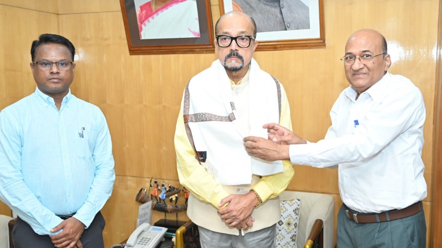 राज्यपाल श्री डेका से छत्तीसगढ़ निजी विश्वविद्यालय विनियामक आयोग ने की भेंट