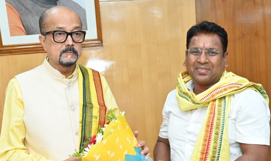 राज्यपाल श्री डेका से सर्व आदिवासी समाज के प्रदेशाध्यक्ष ने की भेंट