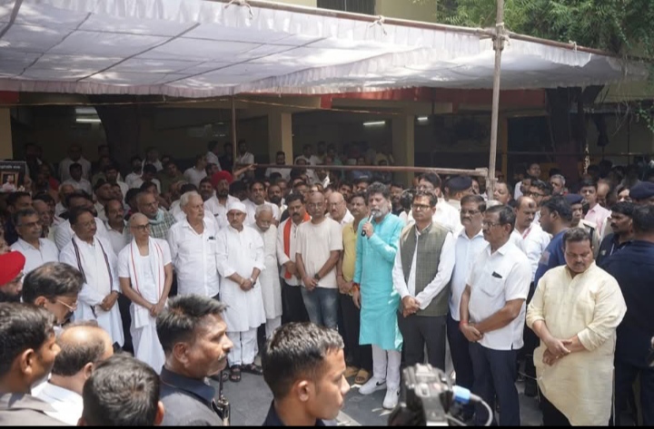 जम्मू-कश्मीर के पहलगाम में हुए आतंकी हमले में शहीद हुए रायपुर निवासी श्री दिनेश मिरानिया जी के पार्थिव शरीर पर पुष्प अर्पित कर भारतीय जनता पार्टी छत्तीसगढ़ परिवार की ओर से भावभीनी श्रद्धांजलि अर्पित किया।