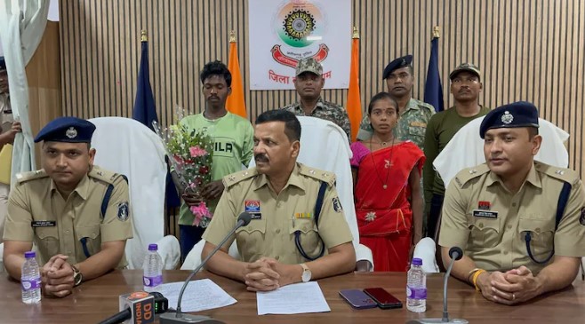 सात लाख के इनामी नक्सली दंपती ने किया सरेंडर, मुठभेड़ में बाल-बाल बची थी महिला की जान