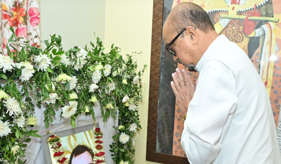 राज्यपाल श्री डेका ने दिवंगत श्री अग्रवाल के घर पहुंच कर उन्हें भावभीनी श्रद्धांजलि दी