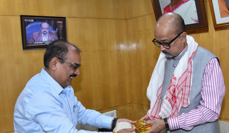 राज्यपाल श्री डेका से हेमचंद यादव विश्वविद्यालय के कुलपति ने की सौजन्य भेंट