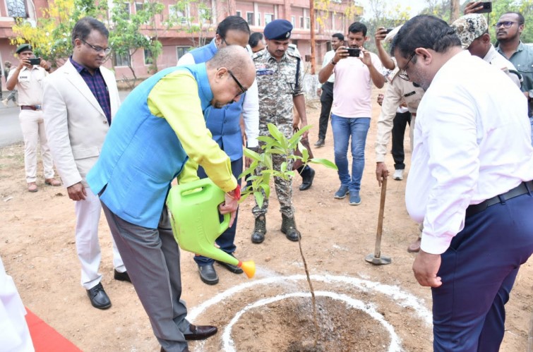 एक पेड़ माँ के नाम अभियान के तहत् राज्यपाल श्री रमेन डेका ने लगाए रूद्राक्ष के पौधे