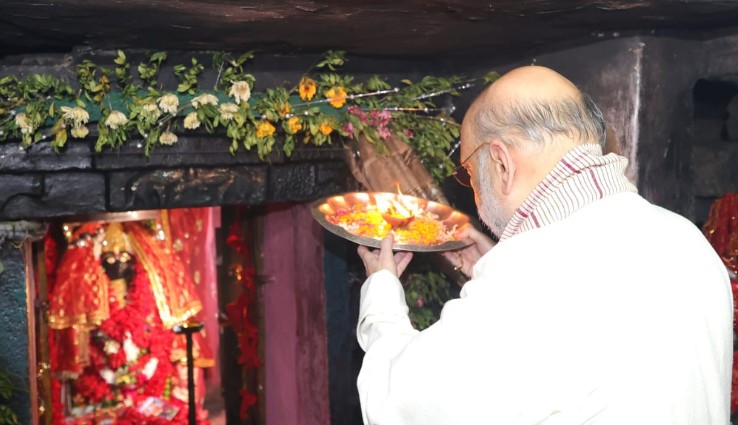 केन्द्रीय गृह मंत्री श्री अमित शाह ने मुख्यमंत्री श्री विष्णुदेव साय के साथ मां दंतेश्वरी की पूजा-अर्चना की