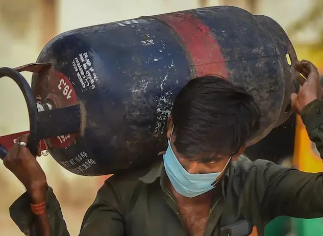 रसोई गैस सिलेंडर 50 रुपये महंगा, जान लीजिए अब क‍ितना चुकाना पड़ेगा पैसा