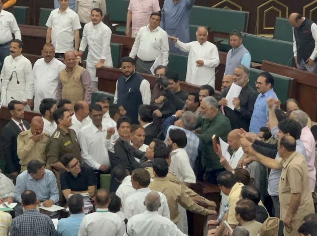 कॉपी फाड़ी, काली पट्टी लहराई, हाथापाई की नौबत आई... नए वक्फ कानून पर जम्मू-कश्मीर विधानसभा में बवाल