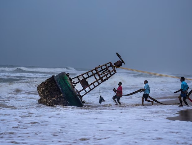 बंगाल की खाड़ी से दौड़ती भागती आ रही है तबाही, IMD ने जारी किया अलर्ट