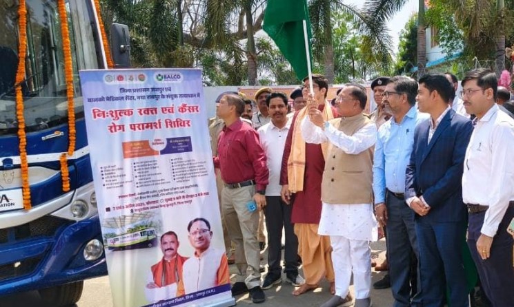 मुख्यमंत्री श्री विष्णुदेव साय ने कैंसर डिटेक्शन वैन को हरी झंडी दिखाकर किया रवाना