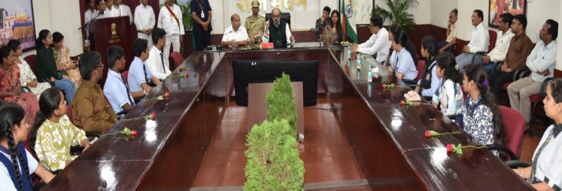 राज्यपाल श्री रमेन डेका से 10वीं एवं 12वीं बोर्ड परीक्षाओं के प्रावीण्य सूची में स्थान बनाने वाले विद्यार्थियों ने की मुलाकात