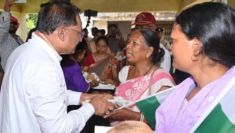 मुख्यमंत्री ने तिरंगा यात्रा के अवसर पर शहीदों के परिजनों को शाल और श्रीफल भेंटकर सम्मानित किया