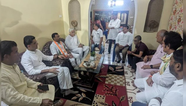पहलगाम आतंकी हमले में मारे गए मिरानिया के परिजनों से मिले पायलट, सरकार से की ये मांग