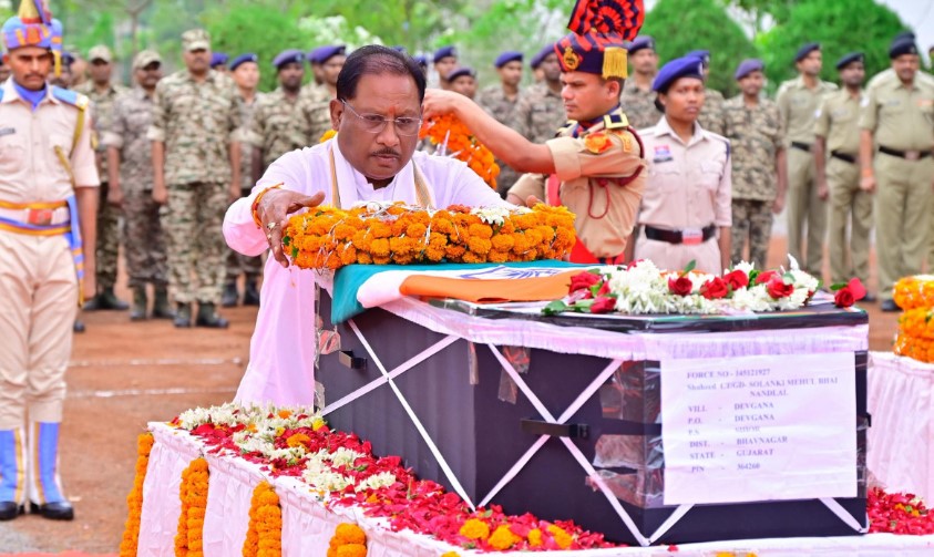 मुख्यमंत्री ने नक्सल मुठभेड़ में शहीद जवान मेहुल भाई को दी श्रद्धांजलि