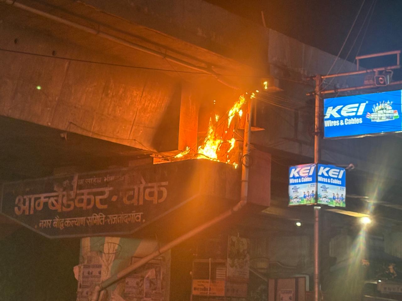 Breaking News : राजनांदगांव के आंबेडकर चौक के फ्लाई ओवर के नीचे बिजली तार में लगी आग..अग्निशमन गाड़ियों ने पहुंचकर पाया आग पर काबू