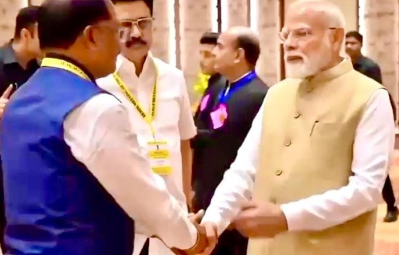 नीति आयोग की बैठक में दिखी आत्मीयता: जब प्रधानमंत्री श्री नरेंद्र मोदी ने मुख्यमंत्री श्री विष्णुदेव साय का थामा हाथ और कहा – छत्तीसगढ़ की बात अभी बाकी है