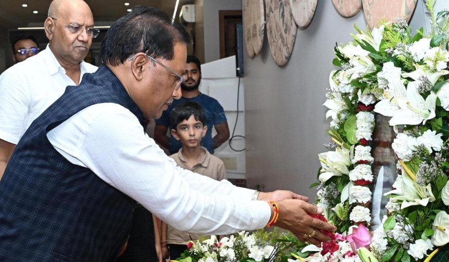मुख्यमंत्री श्री विष्णु देव साय ने स्वर्गीय श्री रामजीलाल अग्रवाल को दी श्रद्धांजलि