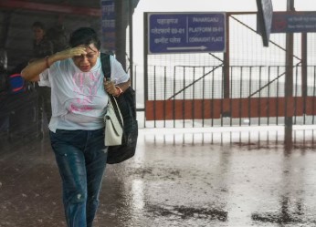 दिल्‍ली एनसीआर में तूफान के साथ तेज बारिश, केरल से महाराष्‍ट्र तक हालत खराब, आईएमडी का अलर्ट