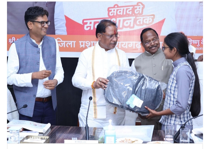 मुख्यमंत्री ने प्रतिभावान विद्यार्थियों को किया सम्मानित