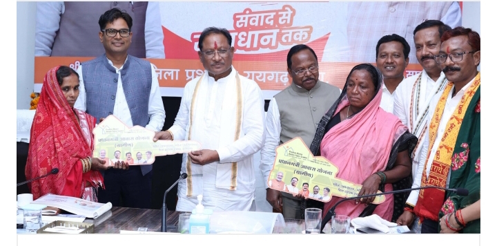 मुख्यमंत्री ने बिरहोर महिलाओं को सौंपी पक्के आवास की चाबी