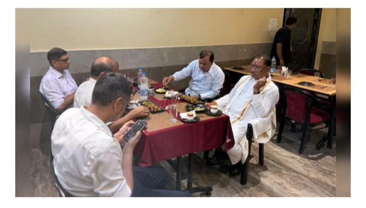 ढाबे में खाना खाने के लिए अचानक पहुंच गए CM साय, कहा- ये मुलाकातें मेरे लिए आत्मीयता हैं